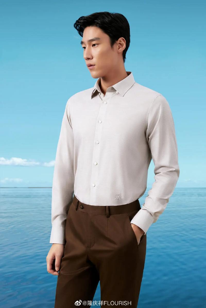 夏季服装明亮的颜色自由欢快地跳跃尝试一下与喜欢的颜色开